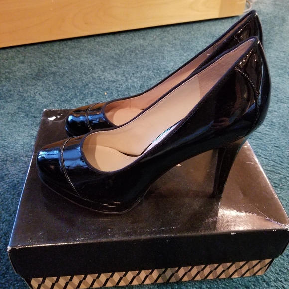Victor Alfaro Clairette Black Patent Pumps - Picture 4 of 9
